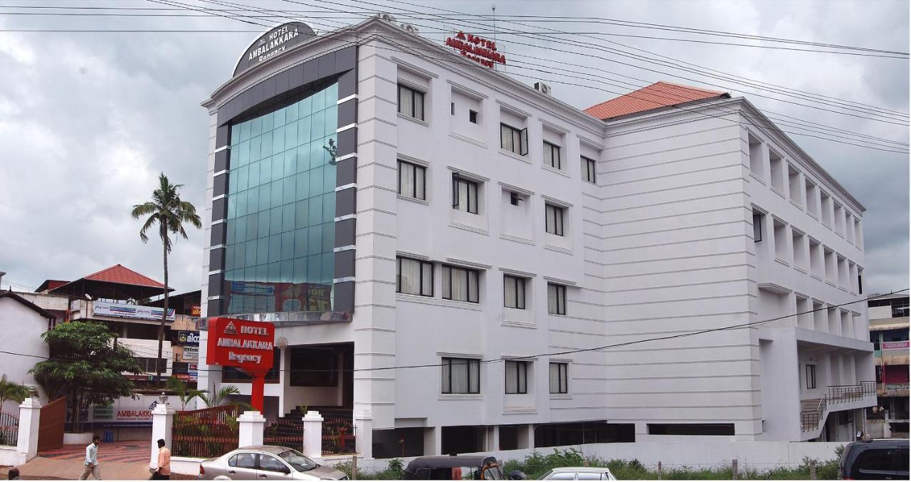 Hôtel Ambalakkara Regency à Kottārakara Extérieur photo