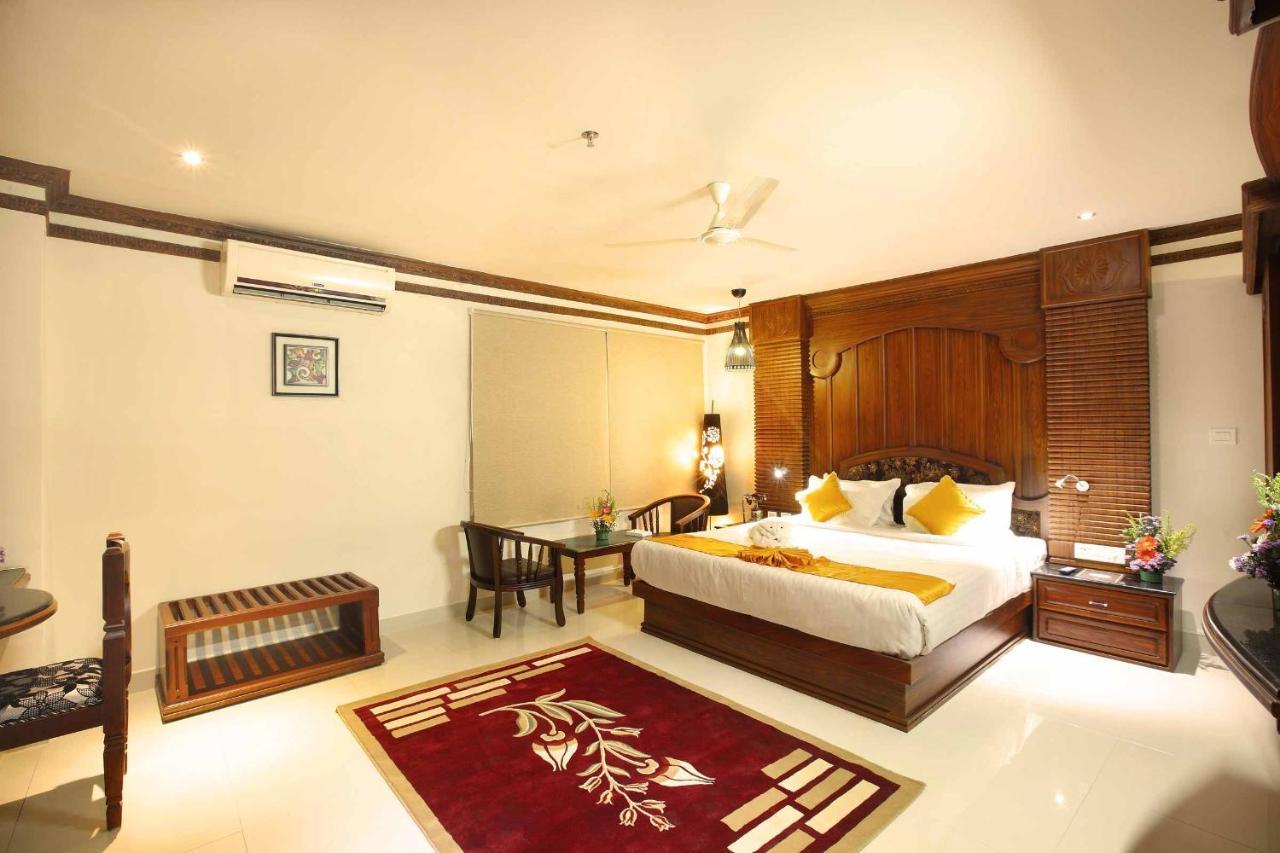 Hôtel Ambalakkara Regency à Kottārakara Extérieur photo