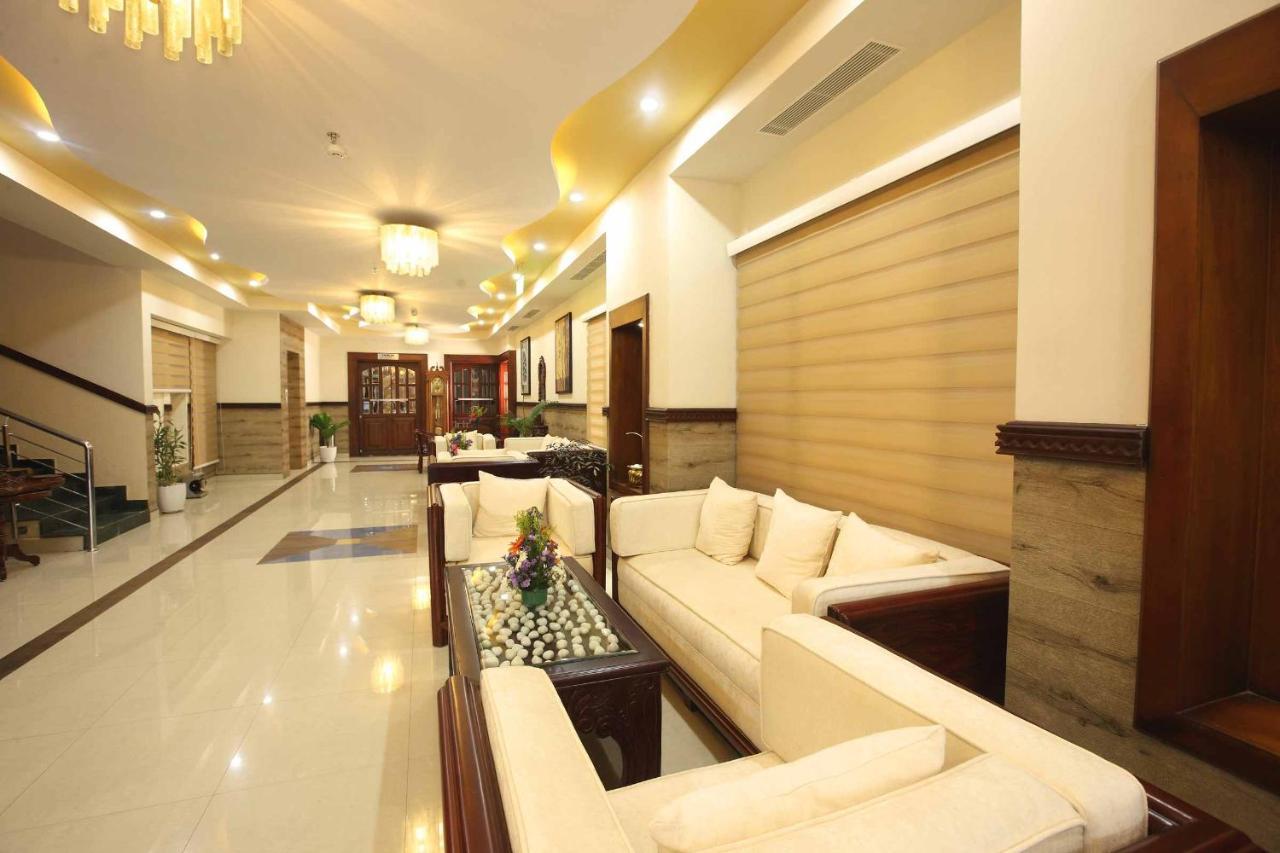 Hôtel Ambalakkara Regency à Kottārakara Extérieur photo