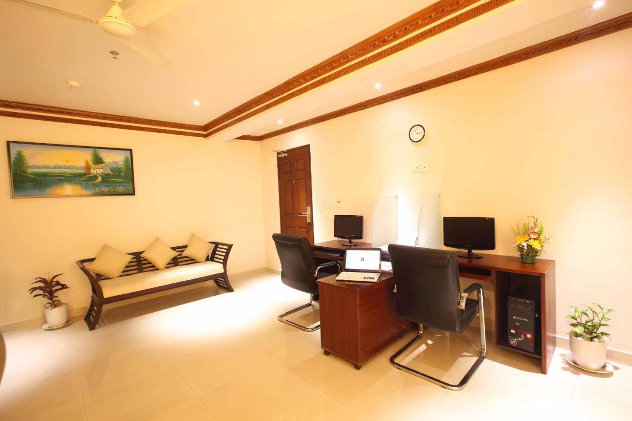 Hôtel Ambalakkara Regency à Kottārakara Extérieur photo